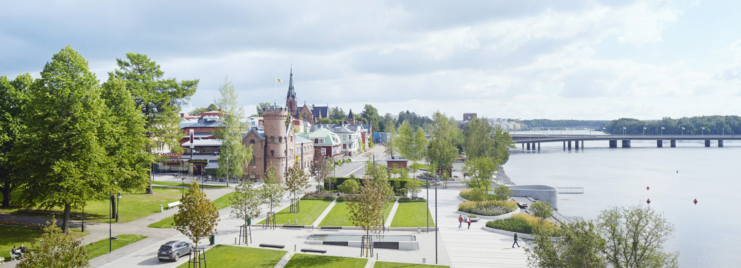 Umeälven sommar med utsikt över parken