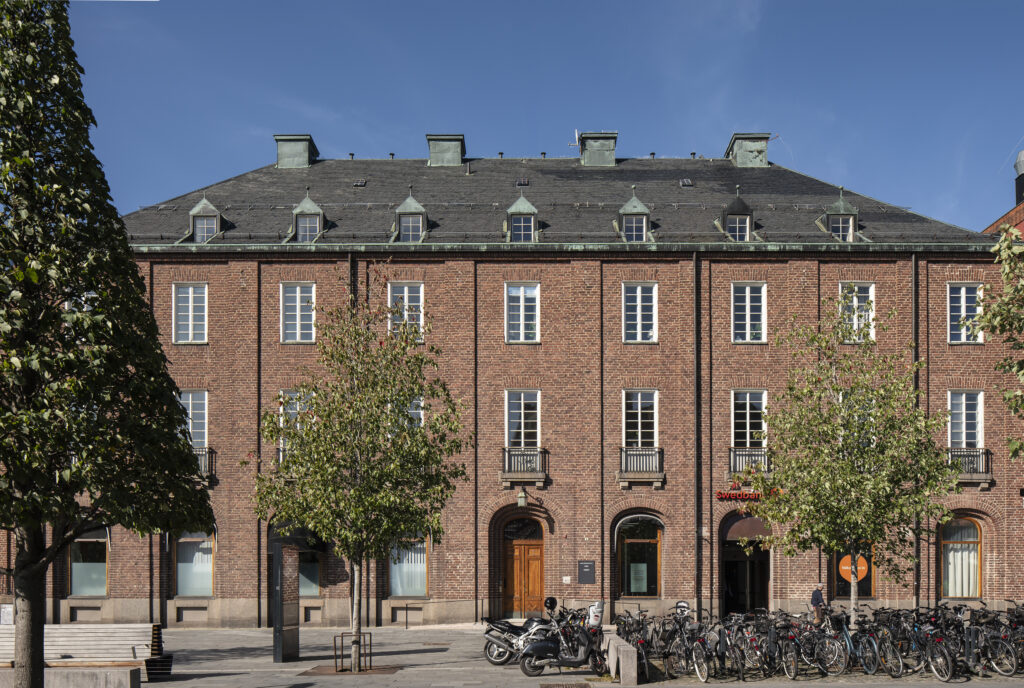 Sparbankshuset på Västra Rådhusgatan 5 och ingången till Swedbank.