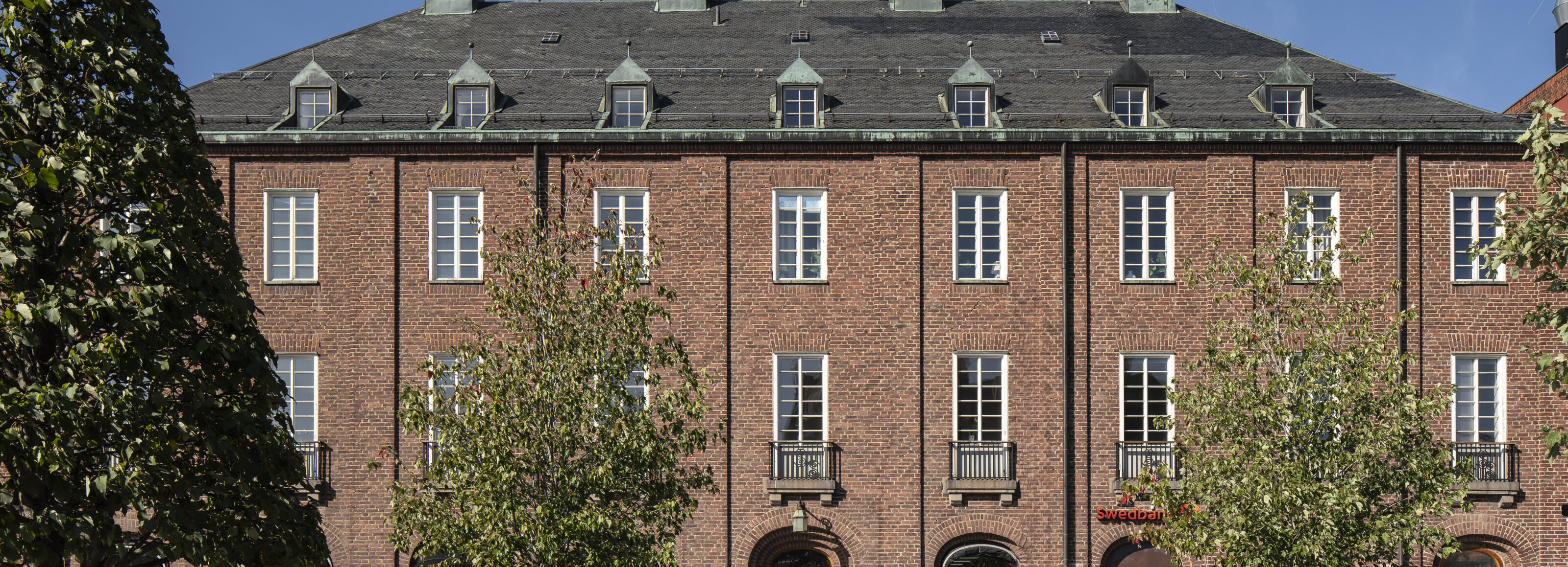 Sparbankshuset på Västra Rådhusgatan 5 och ingången till Swedbank.