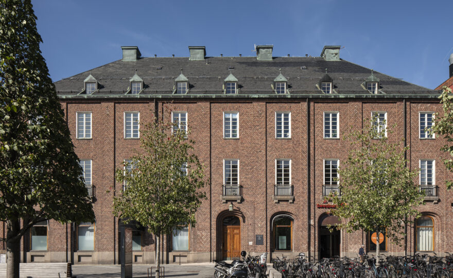 Sparbankshuset på Västra Rådhusgatan 5 och ingången till Swedbank.