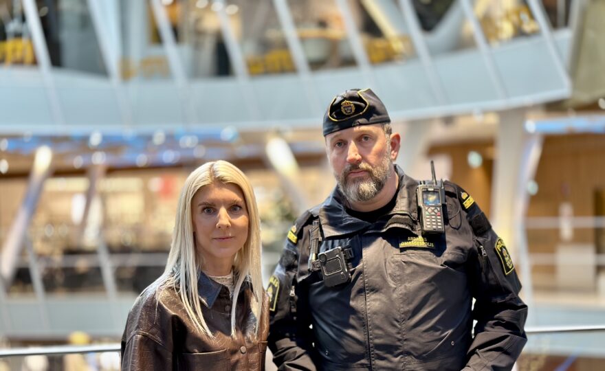 Sandra Linder, marknadsansvarig kvarteret Utopia står bredvid polisen Andreas. I bakgrunden ser man gallerians atrium.