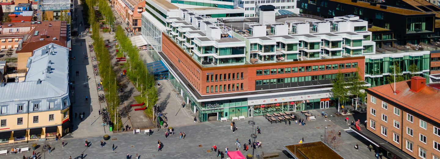 Flygfoto som visar Umeå centrum och Rådhustorget.
