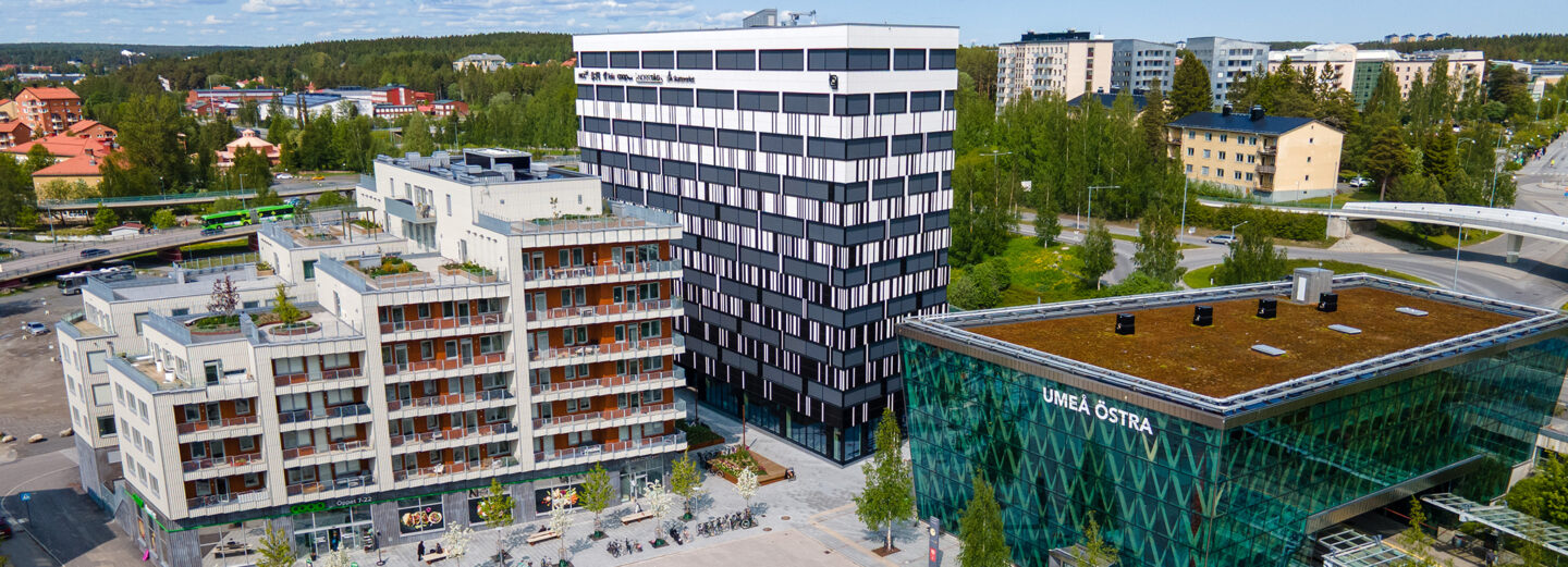 Flygbild som visar två nya hus på Östra Station en sommardag.