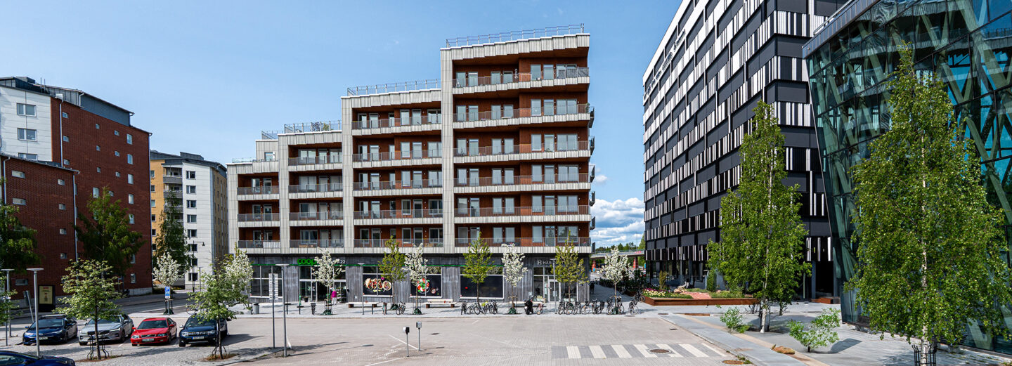 Bostadshuset på Östra Station. Till höger syns tågstationen Umeå Östra.