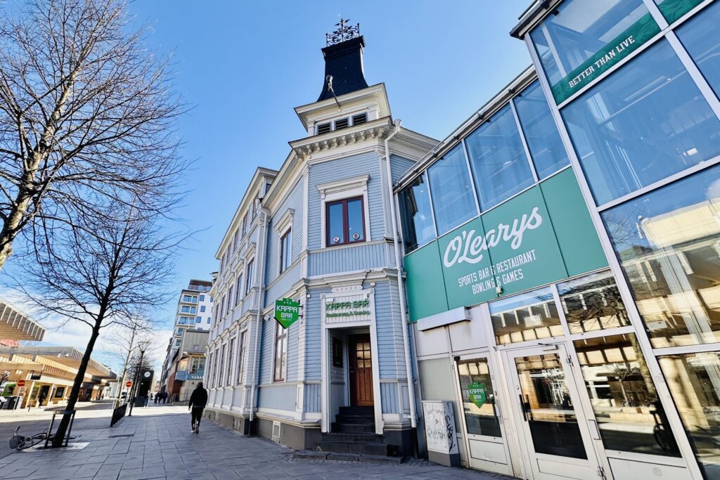 En ljusblå träbyggnad.